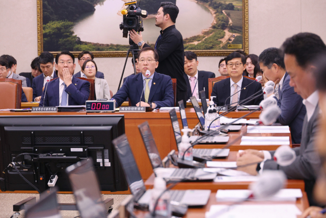 김인중 농림축산식품부 차관(왼쪽부터), 조승환 해양수산부 장관, 송상근 해양수산부 차관이 11일 오후 국회에서 열린 농림축산식품해양수산위원회 전체회의에 참석하고 있다. 연합뉴스