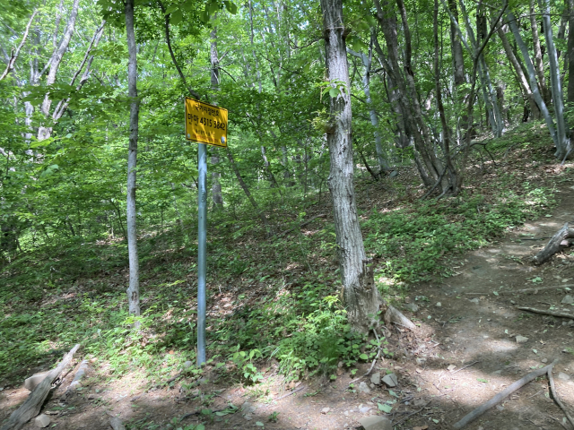 등로 곳곳에 국가지정 이정표가 있어 안심이다.