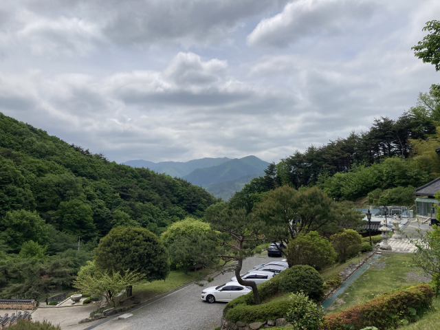 하산 후 고헌사 산신각 앞에서 바라본 영남알프스 산줄기. 멀리 신불산과 영축산 줄기가 보인다.