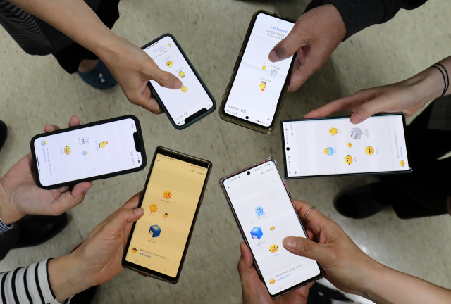 금융앱 토스가 올해 초 출시한 ‘친구와 함께 토스 켜고 포인트 받기’ 서비스가 젊은 직장인들 사이에서 인기를 끈다. 근처 토스 앱을 켠 다른 사용자의 아이콘을 누르면 10원씩 적립해 준다. 김경현 기자 view@