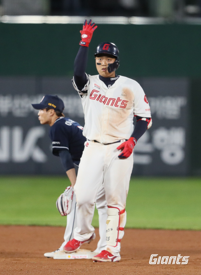 롯데 자이언츠 내야수 한동희는 11일 두산 베어스와의 홈 경기에서 4타수 2안타를 치며 좋은 활약을 펼쳤다. 롯데 자이언츠 제공