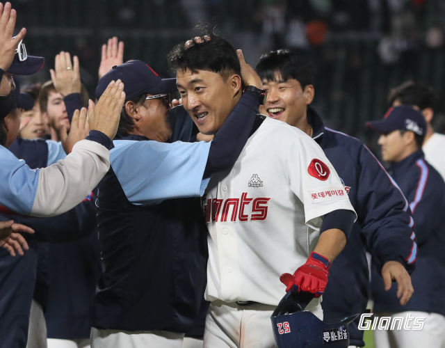 롯데 자이언츠 노진혁은 11일 두산 베어스와의 경기에서 10회 말 끝내기 적시타로 팀의 승리를 이끌었다. 롯데 자이언츠 제공