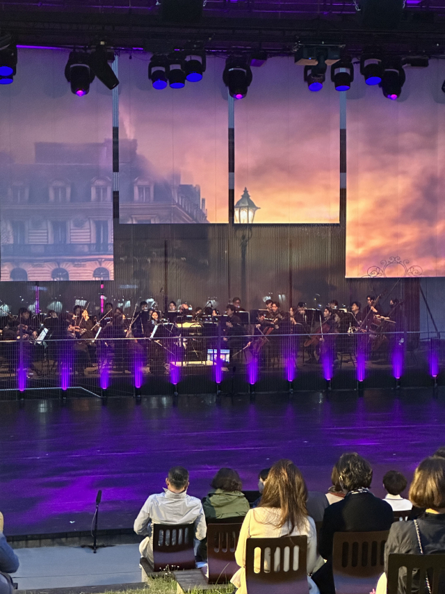 지난 12일 부산 키스와이어센터 야외 공연장에서 열린 오페라 '라 트라비아타' 시작 직전 장면. 무대 뒤로 오케스트라가 보인다. 김은영 선임기자