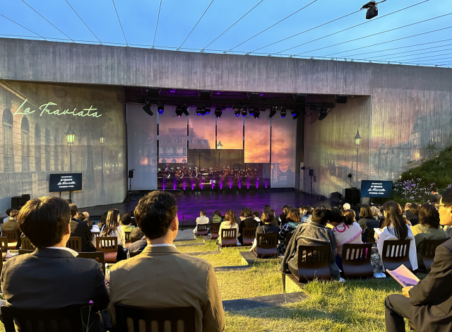 지난 12일 부산 키스와이어센터 야외 공연장에서 열린 오페라 '라 트라비아타' 시작 직전 장면. 김은영 선임기자