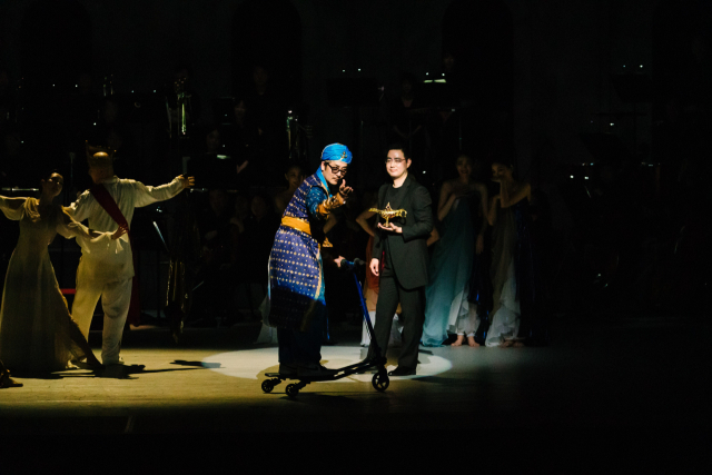 부산시립단 창단 50주년 기념 공연 ‘1002 Nights_천 두 번째의 밤-춤추는 세헤라자데’ 공연 중 한 장면. 이정윤 예술감독(왼쪽)과 최수열 지휘자. 부산시립무용단 제공