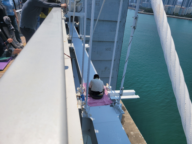 부산 해운대구 광안대교에서 형제복지원 피해자 최승우 씨가 고공 농성을 진행하고 있다. 부산소방본부 제공