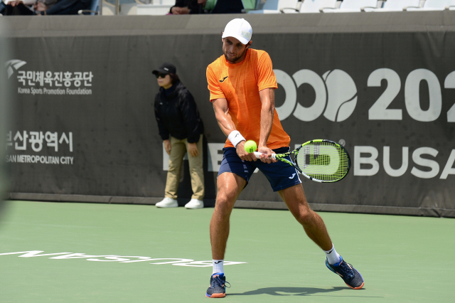 알렉산다르 부키치가 14일 부산 스포원파크 테니스장에서 열린 2023 부산오픈챌린저 단식 결승전에서 상대 맥스 퍼셀의 공을 받아 넘기고 있다. 부키치는 퍼셀의 부상에 따른 기권으로 생애 두 번째 챌린저 우승컵을 차지했다. 부산오픈챌린저조직위 제공