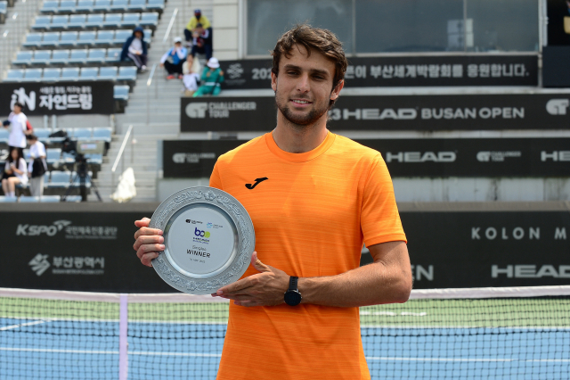알렉산다르 부키치가 14일 부산 스포원파크 테니스경기장에서 열린 2023 부산오픈챌린저 단식 결승에서 우승을 차지한 후 트로피를 들고 기념 촬영을 하고 있다. 부산오픈챌린저조직위 제공