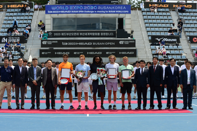 14일 막을 내린 2023 부산오픈챌린저 테니스 대회 단·복식 수상자들과 조직위 관계자들이 기념 촬영을 하고 있다.부산오픈챌린저조직위 제공