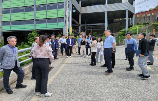 부산시 관계기관 합동 전담팀(TF) 단장을 맡은 안병윤 행정부시장과 부산경찰청, 부산시교육청 관계자들이 지난 12일 영도구 초등학교를 방문해 어린이보호구역 안전실태를 합동 점검했다. 부산시 제공
