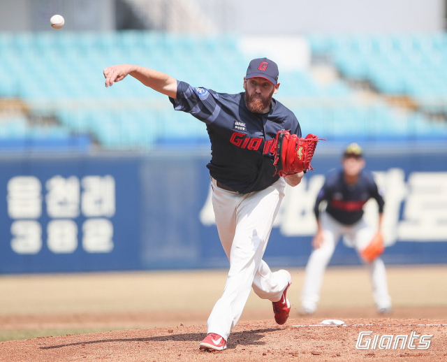 롯데 자이언츠 댄 스트레일리가 올 시즌 7번째 등판 만에 무실점 경기를 기록하며 시즌 첫 승까지 챙겼다. 올 시즌 선두 경쟁을 펼치고 있는 롯데로서는 ‘털보 에이스’ 스트레일리의 부활로 큰 동력을 얻게 됐다. 롯데 자이언츠 제공