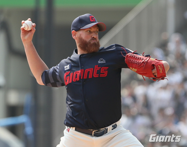 롯데 자이언츠의 ‘털보 에이스’ 댄 스트레일리가 14일 KT위즈 상대 원정 경기에 선발 등판해 6과 3분의 1이닝 무실점 역투로 시즌 첫 승리를 챙겼다. 롯데 자이언츠 제공