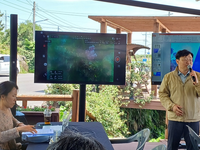 최용우 한국수산자원공단 생태복원실장이 제주도 서귀포시 보목항 인근에서 해수부 기자단에게 ‘2023년 바다숲 정책현장 설명회’를 진행하고 있다. 해수부 공동취재단