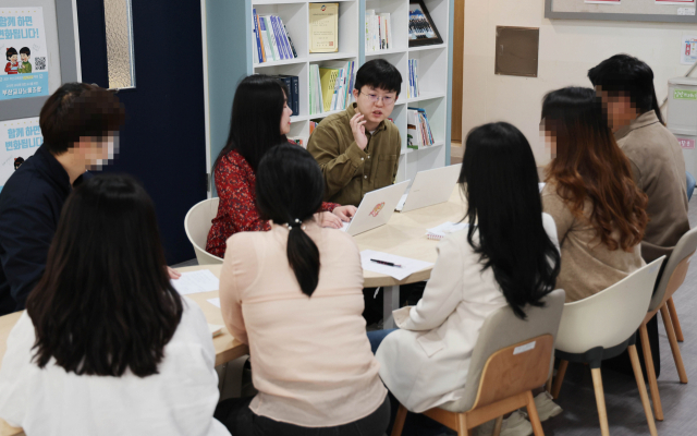 15일 스승의날을 맞아 현직 교사 5명과 심층인터뷰를 통해 ‘요즘 교실’을 들여다봤다. 교사들은 학부모 민원 등에 시달리고 있는 가운데 ‘교실 신뢰 회복’이 필요하다고 강조했다. <부산일보> 취재진과 인터뷰를 진행 중인 부산지역 현직 교사들. 이재찬 기자 chan@