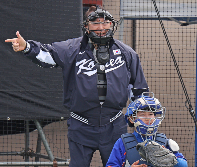 윤석열 대통령이 14일 서울 용산 어린이정원 내 어린이야구장에서 열린 2023 대통령실 초청 전국 유소년 야구대회에서 심판 복장으로 구심을 보고 있다. 연합뉴스
