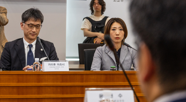 12일 오후 서울 종로구 외교부에서 열린 후쿠시마 오염수 현장 시찰 한일 실무협의에서 일본측 카이후 아츠시 군축불확산과장(왼쪽)이 회담장에 입장해 회의 시작을 기다리고 있다. 연합뉴스