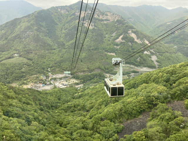 밀양얼음골케이블카를 타고 단숨에 해발 1000고지에 오른다.