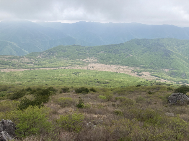 재약산 정상 바로 아래 전망대에서 본 사자평. 멀리 영축산 능선이 보인다.