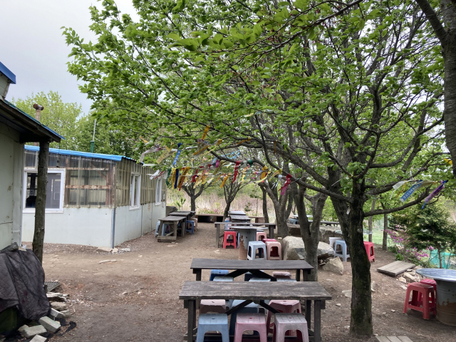 샘물상회 야외 탁자. 잠시 쉬어간다.