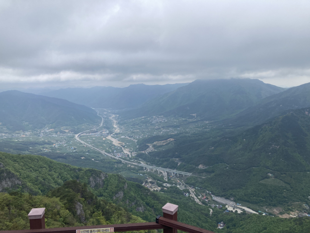 케이블카 전망대에서 본 남명리 일대. 밀양대로가 뚜렷하다.