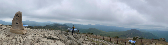 천황산에서 본 파노라마 풍경 오른쪽 가까이 보이는 산이 재약산이다. 파노라마 사진 각도 때문에 훨씬 낮아 보이나 해발고도는 70m 정도 차이다.