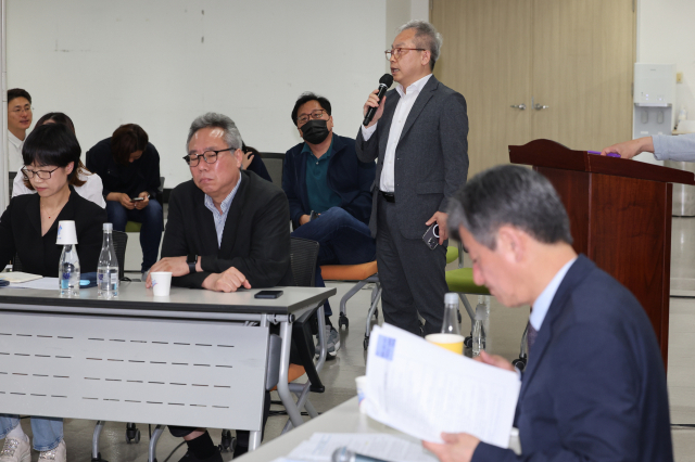 부산국제영화제(BIFF) 조종국 신임 운영위원장(가운데)이 지난달 15일 기자회견에서 마이크를 잡고 있다. 조 위원장은 바로 왼쪽 앞쪽에 앉은 오석근 아시아콘텐츠&필름마켓(ACFM) 위원장과 이용관 이사장(오른쪽) 최측근으로 꼽힌다. 부산일보DB