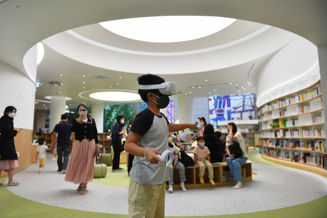 한 어린이가 부산시청 들락날락 VR 체험공간에서 직접 VR 체험을 해 보고 있다. 부산시 제공