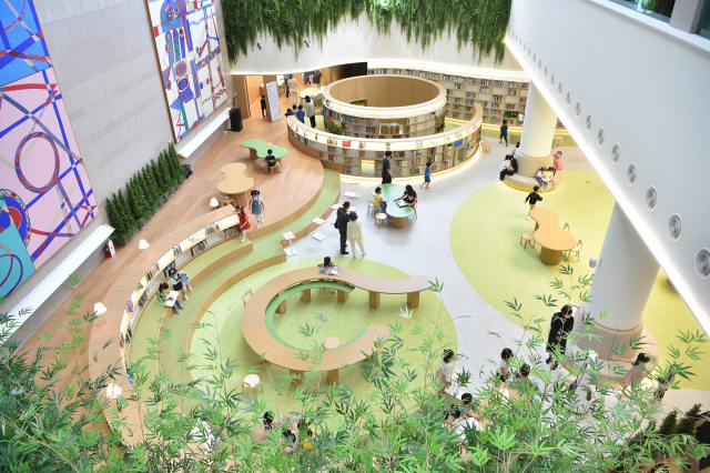 지난해 9월 첫선을 보인 부산 미래형 공공 놀이터 ‘들락날락’은 현재 17곳이 개관했으며 내년 상반기까지 47곳이 추가로 문을 열 예정이다. 어린이들과 가족을 위한 독서와 놀이, 학습 공간으로 자리매김하고 있다. 들락날락 1호인 ‘부산시청 들락날락’ 전경. 부산시 제공