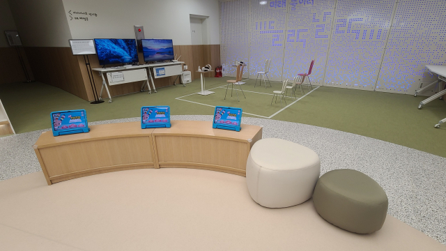 VR 체험공간과 영어존. 영어존에서는 원어민이 태플릿을 활용해 다양한 영어 놀이 활동을 진행한다.