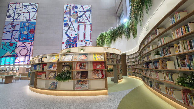 부산시청 들락날락에 있는 도서관. 곡선과 원으로 공간을 디자인했다. 자연스러운 동선으로 이동 편의를 높이고 시각적으로 편안함을 준다.