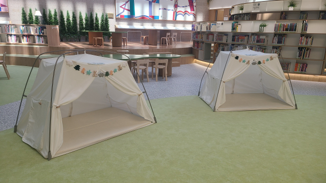 부산시청 들락날락에 있는 텐트. ‘혼자만의 공간’ 감성으로 책을 읽을 수 있어 아이들에게 인기다.