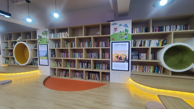 수영구 망미작은도서관 들락날락에 비치돼 있는 어린이 서적들.