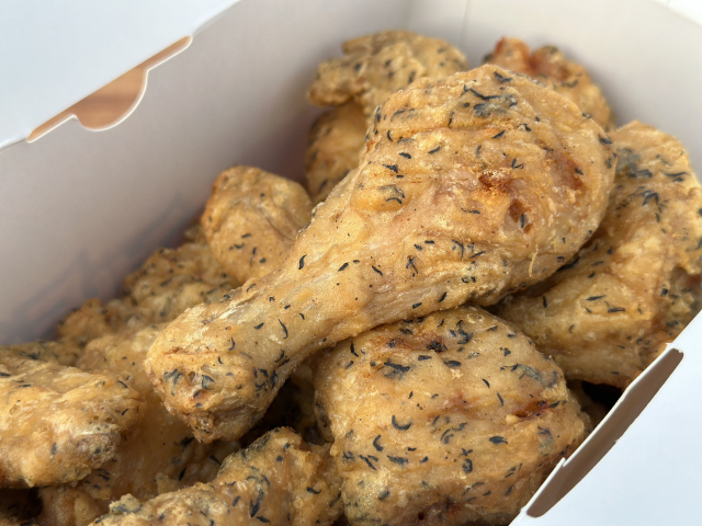 '계동치킨'의 명물 톳치킨. 껍질에 알알이 톳이 박혀 보는 맛도 있다.