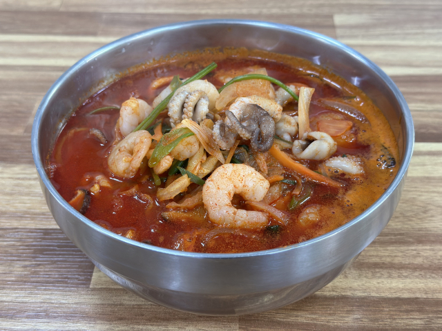 욕지도의 맛집 '한양식당'의 해물짬뽕. 다양한 해물이 듬뿍 들었다.