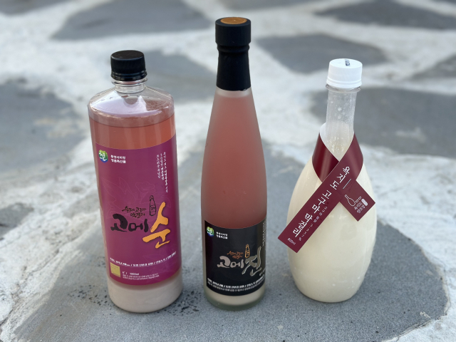 욕지도 고구마로 빚은 막걸리 3종. 왼쪽부터 한산도가의 '고메순' '고메진', 욕지도양조장의 '욕지도고구마막걸리'.