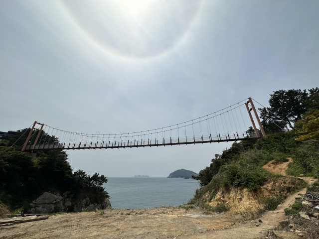 '제2출렁다리' 아래로는 까마득한 해안 절벽이다.