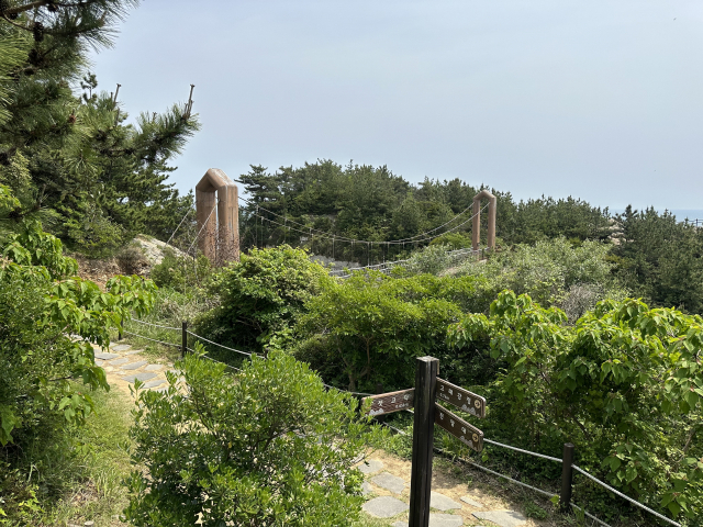 욕지10경 중 하나인 펠리칸바위로 이어지는 '제1출렁다리'.