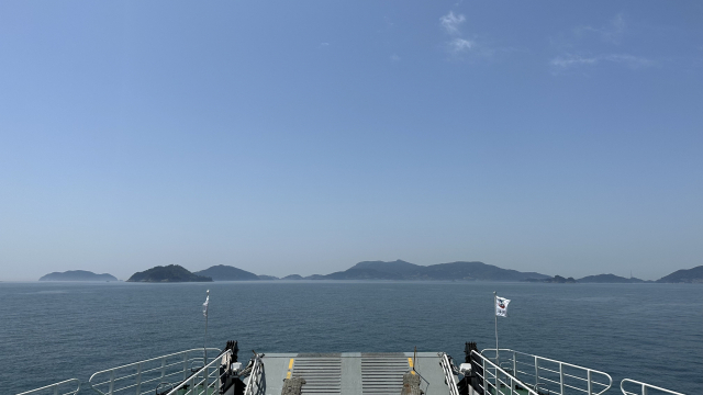 통영 삼덕항에서 카페리를 타고 40분쯤 바다 위를 달리자, 선수 너머로 욕지도가 서서히 모습을 드러낸다.