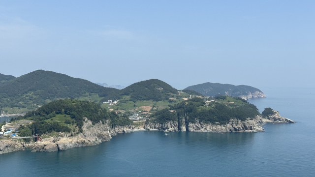 새천년기념공원에서 바라본 욕지10경 '펠리칸바위'(맨 오른쪽 튀어나온 바위). 사진을 자세히 보면 해안 절벽을 따라 출렁다리 3개가 보인다.