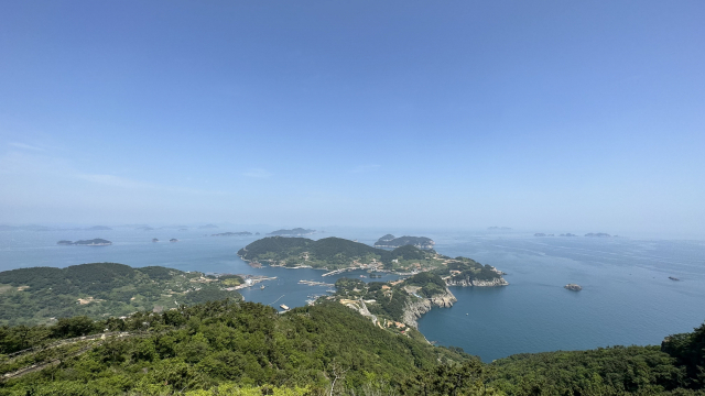 욕지도에서 두 번째로 높은 대기봉에서 내려다본 욕지항 전경. 욕지도 인근 연화도와 우도 등 한려수도의 크고 작은 섬들이 바다 위에 무늬를 그려 낸다.
