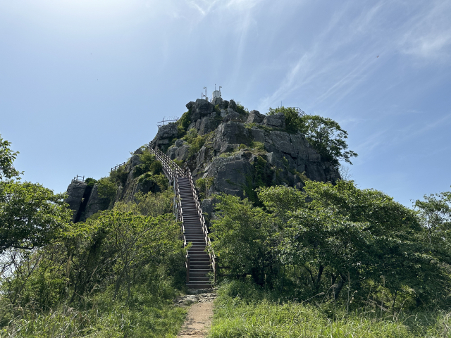 욕지도 최고봉인 '천왕봉'으로 향하는 계단. 맨 꼭대기는 군 레이더 시설이 있어 올라갈 수 없다.