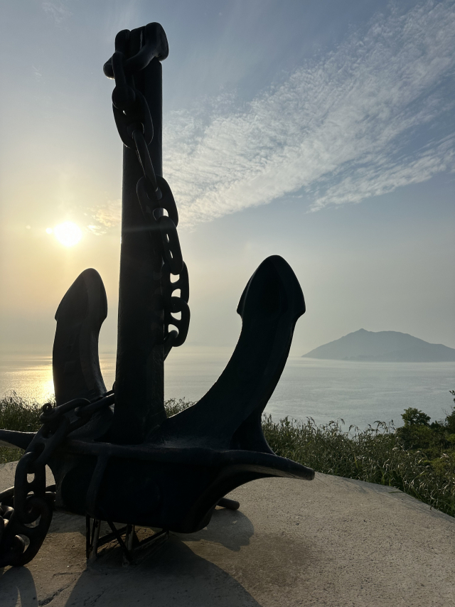 '석양이 아름다운 쉼터'에서 만난 앵커 조형물과 석양.