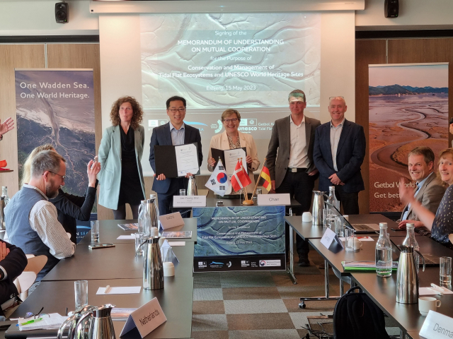 해양수산부는 유럽 와덴해 3국(독일·네덜란드·덴마크)과 체결한 '지속가능한 갯벌 보전을 위한 상호협력 양해각서(MOU)'를 지난 15일 갱신했다고 16일 밝혔다. 해수부 제공
