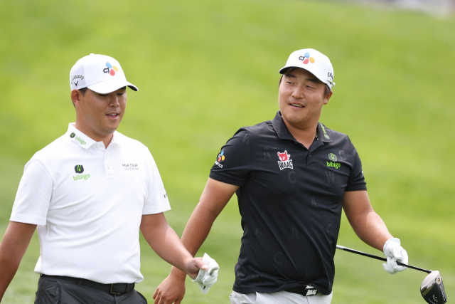 미국프로골프(PGA) 투어에서 활약 중인 김시우(왼쪽)와 이경훈이 17일(한국시간) PGA 챔피언십 연습 라운드에서 함께 걸어가며 대화를 나누고 있다. AFP연합뉴스