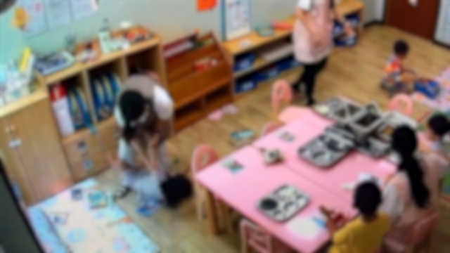 경남 진주시의 한 장애인어린이집에서 상습적인 아동 학대 정황이 포착돼 경찰이 수사에 나섰다. 이 어린이집 CCTV에 교사가 어린이를 발로 차고 끌고 가는 장면이 담겨 있다. 익명의 제보자 제공
