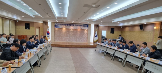 송상근 해양수산부 차관(왼쪽 테이블 왼쪽 네 번째))은 17일 전남 완도군청에서 개최된 전남권역 수산정책 방향 생산자단체 간담회에 참석했다.해수부 제공