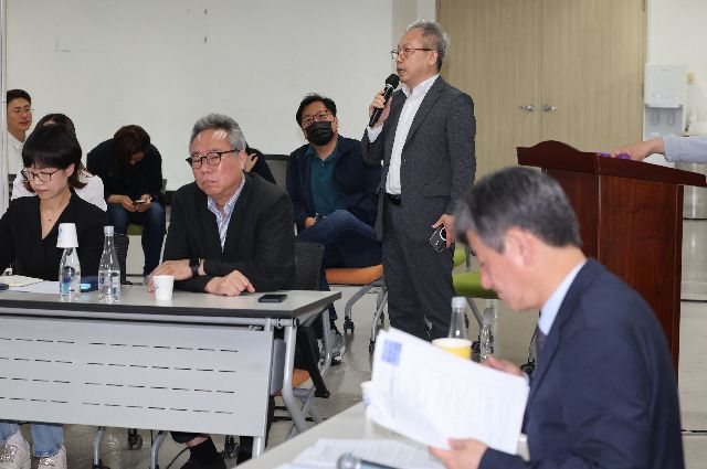 지난 15일 부산 해운대구 영화의전당에서 열린 부산국제영화제(BIFF) 내분 사태 관련 기자간담회에서 조종국 신임 운영위원장이 이야기를 하고 있다. 강선배 기자 ksun@