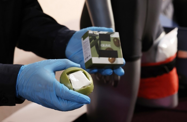 전국세관 마약조사관 회의가 열린 18일 강남구 서울세관에서 한 관계자가 비누 속에 케타민을 숨겨 마약을 들여오다 적발된 사례를 재현하고 있다. 연합뉴스