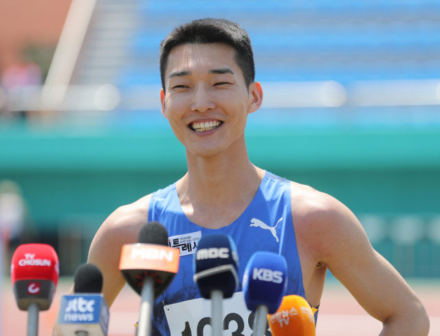 지나 9일 열린 KBS배 전국육상경기대회 높이뛰기 남자대학·일반부 결승에서 2m32를 1차 시기에 성공한 우상혁이 인터뷰를 하고 있다. 연합뉴스