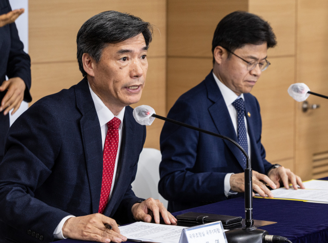 박구연 국무조정실 1차장(왼쪽)과 후쿠시마 원전 전문가 현장 시찰단장인 유국희 원자력안전위 위원장이 19일 오전 서울 종로구 정부서울청사에서 후쿠시마 원전 오염수 전문가 현장시찰단 구성과 현지 일정 등을 발표하고 있다. 연합뉴스 제공.